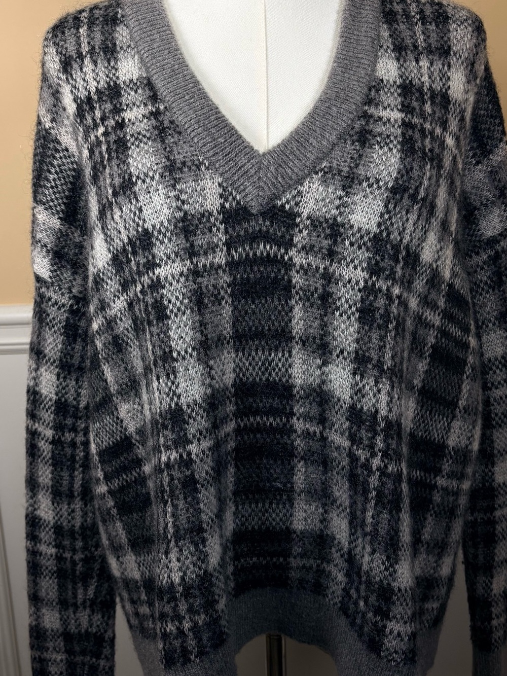 🖤 Banana Republic Plaid Mohair Wool Blend V-Neck Sweater S Gray Black